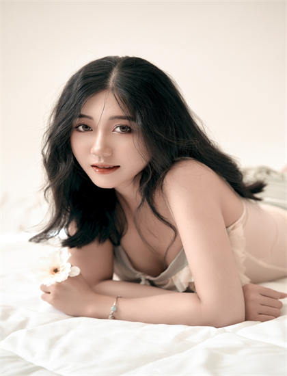 文化阐释《红色背篓》：探索社会变迁与人文精神的体现 认识电影作为文化载体的功能